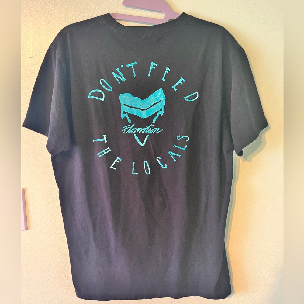 Flomotion Toothy Don’t Feed the Locals Graphic Print T-Shirt.